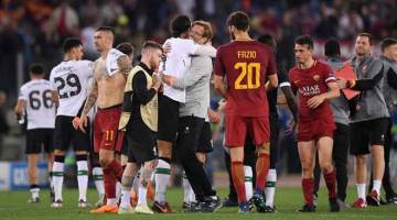 GEMBIRA: Klopp (tengah) meraikan kejayaan Liverpool memenangi perlawanan menentang AS Roma sekali gus melangkah ke final Liga Juara-Juara untuk bertemu dengan Real Madrid. — Gambar Reuters