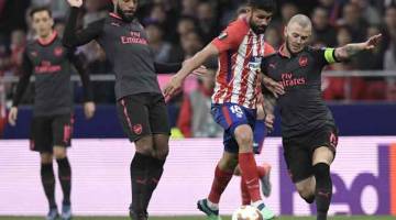 SENGIT: Costa (tengah) dan pemain tengah Arsenal, Jack Wilshere (kanan) bersaing pada aksi di Madrid, Spanyol Khamis  lepas. — Gambar Reuters