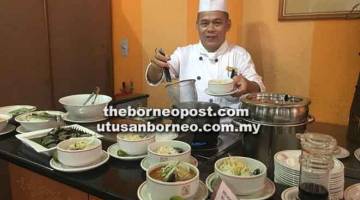 ISTIMEWA: Chef Brasserie Kuching Coffeehouse dari Hotel Grand Continental, Kaod Senib membuat demonstrasi masakan ‘Belacan Beehon’ untuk bufet berbuka puasa Ramadan ‘Jom Sungke’.