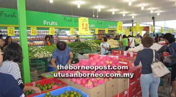 MACAM-MACAM ADA: Para pelanggan membeli-belah untuk keperluan harian di Everwin Supermarket yang baharu dibuka.