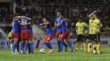 UNGGUL: Pemain JDT meraikan gol kedua pasukan ketika menentang pasukan Negeri Sembilan pada saingan Liga Super Malaysia 2018 di Stadium Tuanku Abdul Rahman, Paroi malam kelmarin. — Gambar Bernama