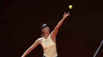 FOKUS: Sharapova bersedia untuk melakukan pukulan servis ketika beraksi menentang Buzarnescu pada kejohanan Terbuka Madrid di Madrid, Sepanyol Ahad lepas. — Gambar AFP