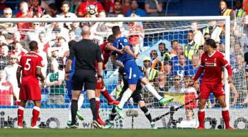 TERJAH JARING: Giroud (dua kanan) menanduk gol tunggal perlawanan ketika membantu Chelsea menewaskan Liverpool pada aksi Liga Perdana Inggeris di Stamford Bridge, London pada Ahad lepas. — Gambar Reuters