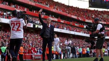 LAMBAIAN TERAKHIR: Wenger (tengah) melambai ke arah penyokong ketika berjalan mengelilingi stadium selepas tamat perlawanan liga di Emirates, London Ahad lepas. — Gambar AFP