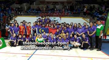 KAMI JUARA: Kontinjen Melaka meraikan kejuaraan pada kejohanan wushu di Stadium Perpaduan Negeri di Kuching kelmarin.