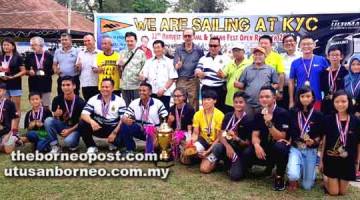 ALBERT Shim (belakang lapan kiri) bersama tetamu kehormat dan para pemenang Regatta Sabah Fest dan Pesta Menuai Terbuka 2018 di KYC, Tanjung Aru pada Ahad.