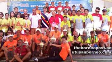 FERNANDO (berdiri depan tujuh dari kiri), Charles, Johnson dan para pemain merai kejayaan masing-masing selepas berakhirnya Kejohanan Tenis Antara Badan Gabungan STA 2018 di Pusat Tenis, Persatuan Tenis Daerah Sandakan (SDTA) pada Ahad.