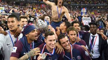 KEJUARAAN KEEMPAT: Cavani ketuai pemain PSG meraikan kejayaan mereka menjuarai Piala Perancis selepas tamat perlawanan di Stade de France di Saint-Denis pada Selasa lepas. —Gambar AFP