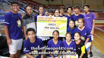 JUARA: Pasukan Thunderwolves RRSS merangkul juara kejohanan bola jaring campuran. 