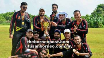 RAI KEJAYAAN: Pemain-pemain Sarawak Gladiators meraikan kejayaan mereka menjuarai liga kriket.