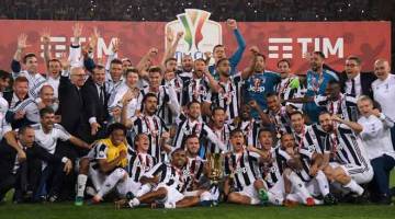 DETIK MANIS: Pasukan dan kakitangan Juventus menjulang trofi Piala Itali yang dimenangi selepas menewaskan AC Milan 4-0 di Stadio Olimpicio di Roma. — Gambar AFP
