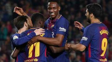 RAIKAN BERSAMA: Dembele (dua kiri) meraikan gol jaringannya bersama rakan sepasukan pada perlawanan La Liga di antara Barcelona dan Villareal di Camp Nou, Barcelona. — Gambar Reuters