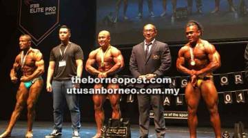 BADANG ASIA: Jeremiah (tengah) bersama Ehab (kiri) dan Mohamad (kanan) selesai upacara penyampaian piala dan pingat. Turut kelihatan Presiden IFBB Malaysia, Edmund Chong.