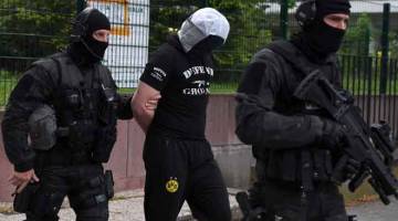 TANGKAP: Polis menangkap seorang lelaki di Strasbourg kelmarin kerana disyaki mempunyai hubungan dengan penyerang berpisau yang sehari sebelumnya membunuh seorang lelaki dan mencederakan empat lain di Paris. — Gambar AFP