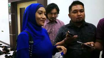 DITANGGUH: Ziana Zain hadir di Mahkamah Rendah Syariah Shah Alam untuk sebutan kes perceraiannya dengan suami, Armin Zaharin Ahmad Zambri, semalam. — Gambar Bernama