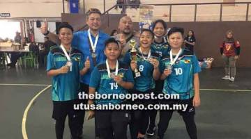 GEMBIRA: Pemain sepak takraw wanita Sarawak meraikan kejayaan bersama Sura (tengah) setelah muncul naib juara di Negeri Sembilan.