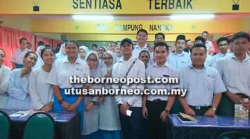 KENANGAN: Pelajar SMK Kampung Nangka Sibu tidak melepaskan peluang bergambar kenangan bersama Ismail Izzani.