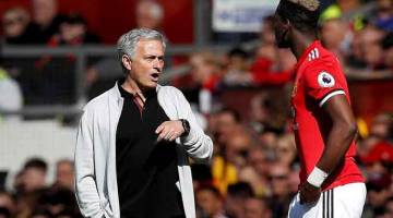 CATUR STRATEGI: Mourinho (kiri) memberi arahan kepada Pogba ketika perlawanan Liga Perdana Inggeris di antara United dan Watford di Old Trafford, Manchester pada 13 Mei lepas. — Gambar Reuters