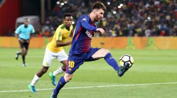 PUKAU PENONTON: Messi mempamerkan aksi mengagumkan pada perlawanan persahabatan di Stadium FNB, Afrika Selatan Rabu lepas. — Gambar AFP