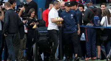 LEBIH CERGAS: Neymar (tengah) tiba untuk menghadiri sesi latihan bersama PSG di Pusat Latihan Ooredoo, Saint-Germain-en-Laye Rabu lepas. — Gambar Reuters