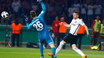 TAHNIAH: Rebic (kanan) menjaringkan gol kedua buat pasukannya ketika beraksi pada perlawanan final Piala Jerman di Olympiastadion, Berlin kelmarin. — Gambar Bernama