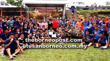 JUARA: Skuad Niah Bersatu muncul juara Kejohanan Bola Sepak Luar Bandar Piala ADUN Samalaju, Majang Renggi bersama pasukan-pasukan lain, tetamu dan penganjur.