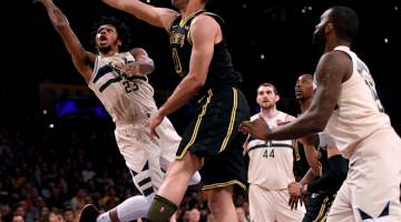 KENA TANGKAP: Dalam gambar fail 29 Mac, Brown #23 cuba memasukkan bola ke dalam jaring ketika perlawanan separuh pertama antara Milwaukee Bucks dan Los Angeles Lakers di Staples Center di Los Angeles, California. — Gambar AFP 