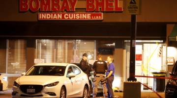 KAWAL KEADAAN: Beberapa pegawai polis berkawal di luar restoran Bombay Bhel selepas berlaku insiden letupan di Missisauga, Ontario Kanada. — Gambar Reuters