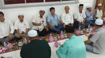 GULAM (empat, kiri) ketika Program Kesyukuran dan Majlis Berbuka Puasa di Kampung Bokara pada Jumaat.