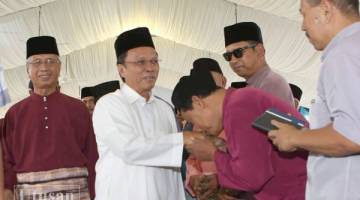 SHAFIE (dua, kiri) beramah mesra dan bersalaman dengan orang ramai yang hadir pada majlis berkenaan.