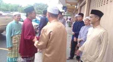  AWANG Husaini (dua kiri) disambut oleh Jawatankuasa Surau Al-Mukminin setibanya ke majlis itu.