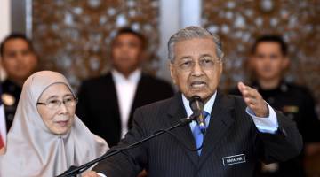 ELAK BANKRAP: Dr Mahathir pada sidang media selepas mempengerusikan mesyuarat kabinet di Bangunan Perdana Putra semalam.  Turut sama Timbalan Perdana Menteri, Datuk Seri Dr Wan Azizah Wan Ismail. — Gambar Bernama