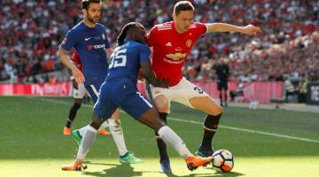 GIGIH: Moses (kiri) mengasak pemain Manchester United, Nemanja Matic pada perlawanan akhir Piala FA Inggeris di Wembley pada 19 Mei lepas. — Gambar Reuters