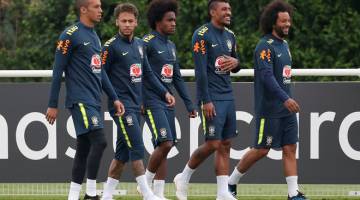 SEMAKIN PULIH: Neymar (dua kiri) tiba bersama rakan sepasukan untuk menghadiri sesi latihan skuad Brazil di London England kelmarin. — Gambar Reuters