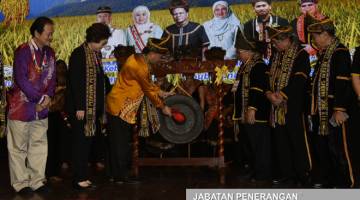 RASMI: Peter memalu gong tanda perasmian Perayaan Pesta Kaamatan Peringkat Negeri Sabah 2018.