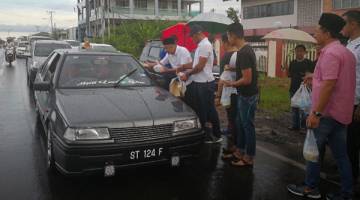  MA’MUN mengedarkan ‘barobbok’ kepada pengguna jalan sempena program edaran barobbok untuk juadah berbuka puasa, anjuran bersama Persatuan Lontara dan Wira Warisan P.191 Kalabakan di Hilltop, Jalan Utara.