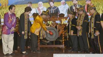 PETER memalu gong tanda perasmian Perayaan Pesta Kaamatan Peringkat Negeri Sabah 2018.