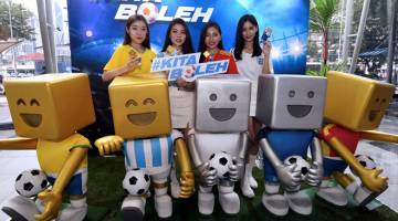 TAWARAN: Model Celcom Axiata Berhad (dari kiri) Tey Wen Yet, Cassia Wong, Lim Yee Yin dan Soh Sze Han menunjukkan cenderahati percuma sempena memperkenalkan pelan terbaru Celcom ‘Mobile Family’ di The Place, Menara Celcom semalam. — Gambar Bernama