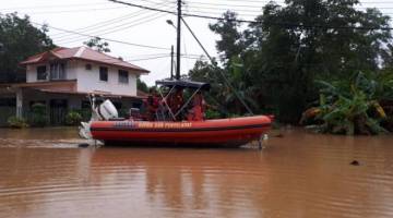BOT jenis Sealegs milik JBPM semasa melakukan operasi menyelamatkan mangsa banjir di Penampang.