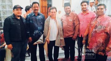 ANSARI (dua kiri) bersama Shihan (dua kanan) merakamkan gambar kenangan bersama Ketua Menteri Sabah Datuk Seri Panglima Mohd Shafie Apdal dalam satu acara yang dihadiri bersama di sini.