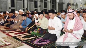 SHAFIE (dua kanan) dan  Sheikh Abdul Rahman Mohammed Al-Harfi (kanan) serta hadirin mengaminkan doa yang dibacakan  Imam Besar Masjid Bandaraya, Suhaidi Kuanting sejurus menunaikan solat Maghrib secara berjemaah.