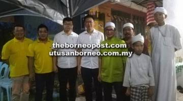 BUKA PUASA: (Empat dari kiri) Lau, Dr Annuar dan yang lain pada majlis berbuka puasa di Surau Darul Saadah, Sibu Jaya.