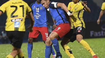 SENGIT: Pemain JDT Ahmad Hazwan Bakri cuba melepasi asakan pemain Perak Mohd Nor Hakim Hassan pada aksi Liga Super di Stadium Tan Sri Hassan Yunos Larkin, malam kelmarin. — Gambar Bernama