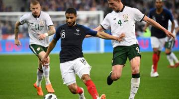 JADI REBUTAN: Nabil (tengah) mengawal bola ketika diasak oleh pemain Ireland pada aksi persahabatan di Stade de France, Saint-Denis pada 28 Mei lepas. — Gambar AFP