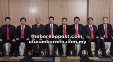 JAWATANKUASA BAHARU: Sim (empat kanan) merakam kenangan bersama Jawatankuasa SHEDA Kuching 2018-2021 (dari kiri) Barapui, Pau, Lau, Nicholas Wong, Ngui, Yong dan Alan Wong.