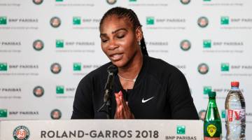CEDERA:  Reaksi Serena ketika mengumumkan pengundurannya dari Terbuka Perancis pada sidang media di Paris, Perancis Isnin lepas.` — Gambar AFP