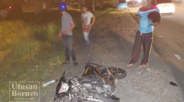 PENUNGGANG dan pembonceng motosikal ini dibawa ke Hospital Tawau dengan menaiki ambulans.