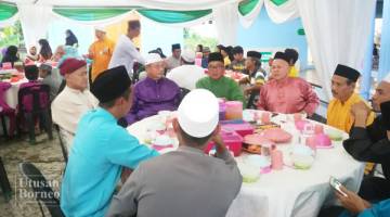 SEBAHAGIAN jemaah yang hadir sedang menunggu waktu berbuka puasa pada program Ziaran Ramadan Paadian.