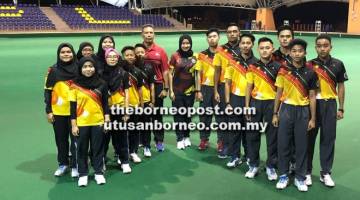 TINGKAT PERSIAPAN: (Barisan belakang, empat kiri) Zuraidi bersama atlet boling padang Sarawak semasa latihan di Labuan.