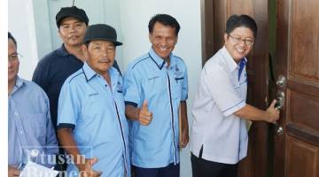 EWON membuka pintu pejabat sebagai simbolik perasmian Pejabat Khidmat Adun Kadamaian.